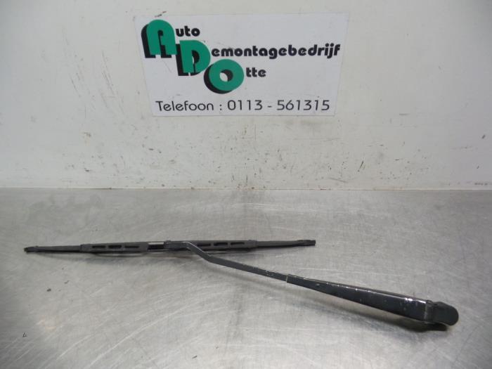 Bras essuie-glace avant d'un Nissan Patrol, -, Utilisé, -, Nissan