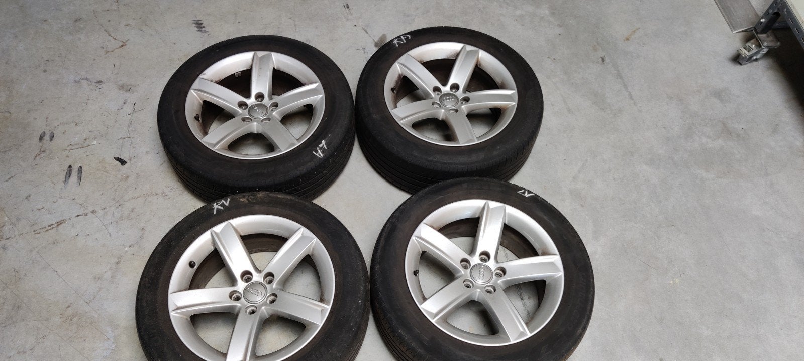 Jantes Audi + pneus d'hiver à vendre, Autos : Pièces & Accessoires, Enlèvement, Pneus hiver, Jante(s)
