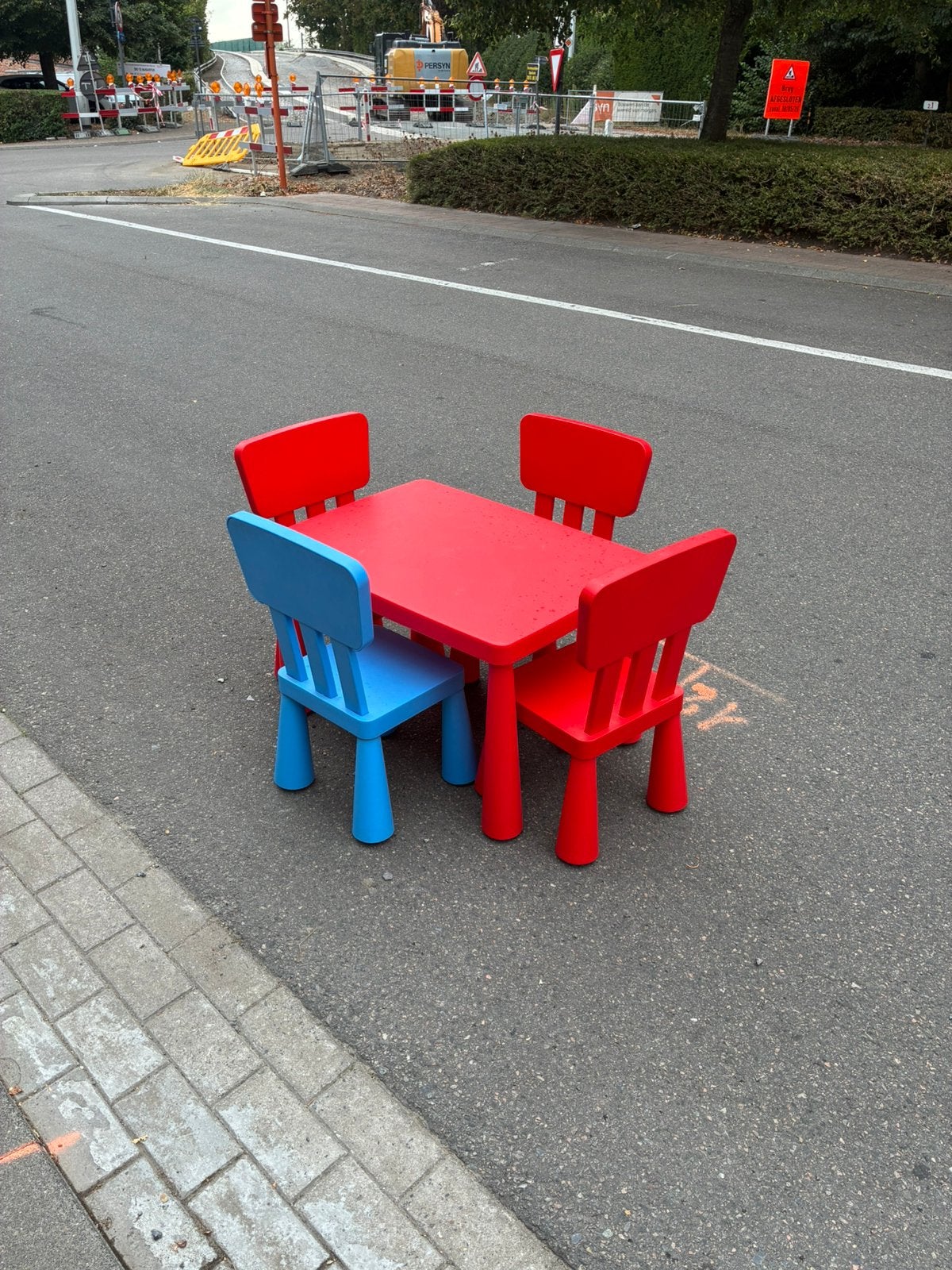 Kindertafel met 4 stoelen, Ophalen, Zo goed als nieuw, Kinderpicknicktafel