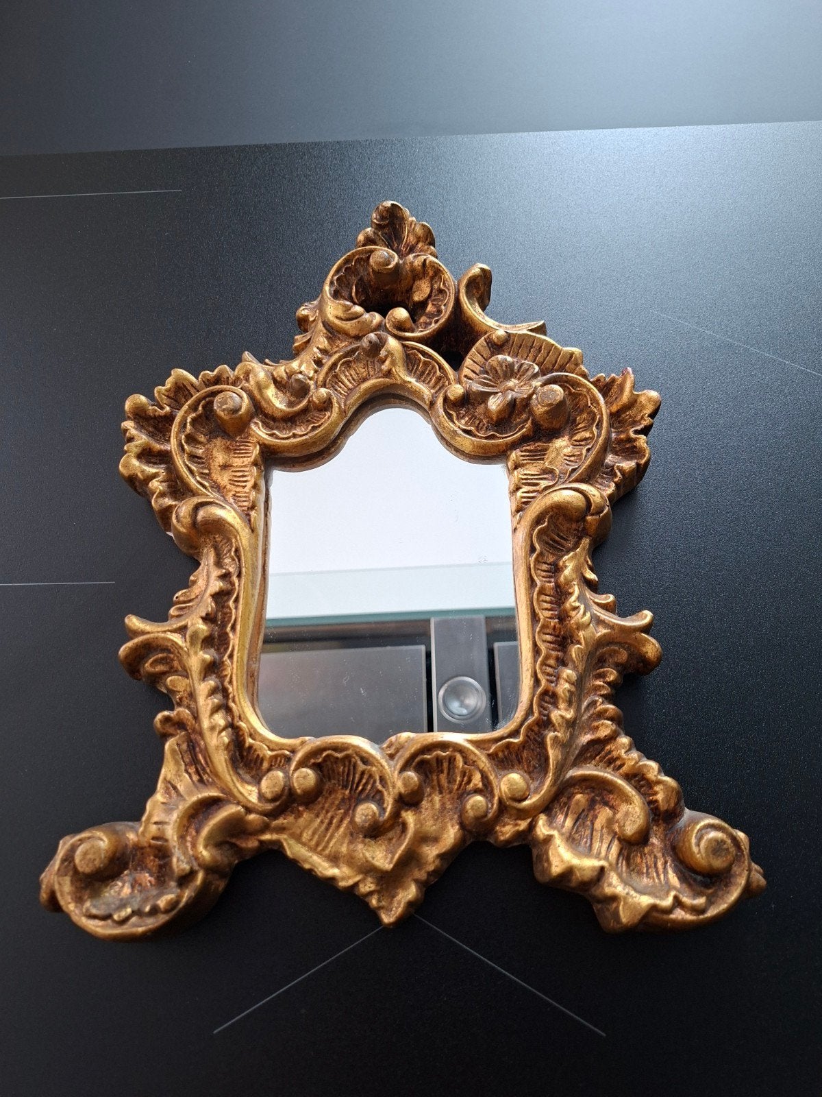 Miroir mural de style baroque. Doré . Bon état, Enlèvement ou Envoi