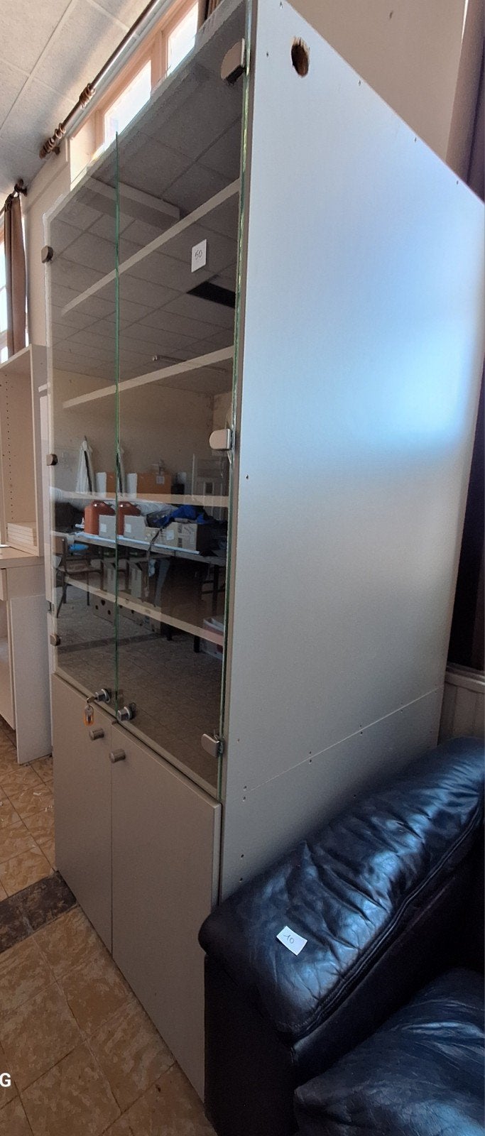 Diepe kast met glazen deuren en veel leggers, Huis en Inrichting, Kasten | Roldeurkasten en Archiefkasten, Ophalen