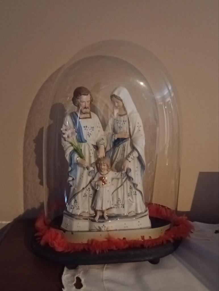 Religieus porseleinen beeld onder stolp – Heilige Familie, Antiek en Kunst, Antiek | Religieuze voorwerpen, Ophalen