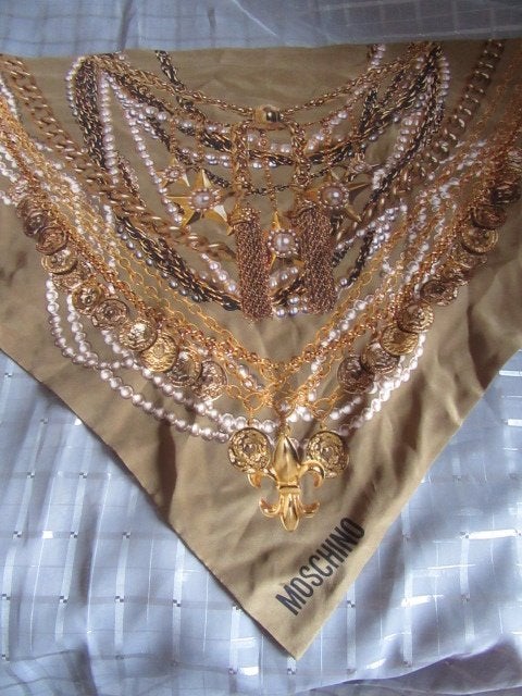 kakikleurige / bruinkleurige sjaal - Moschino - driehoekig, Kleding | Dames, Moschino, Ophalen of Verzenden, Sjaal