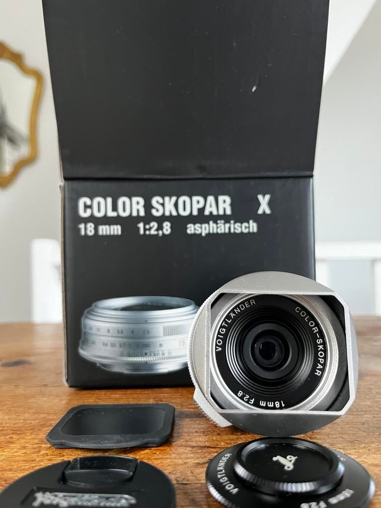 Voigtlander 18mm f2.8 Color Skopar FX mount, Enlèvement ou Envoi, Comme neuf