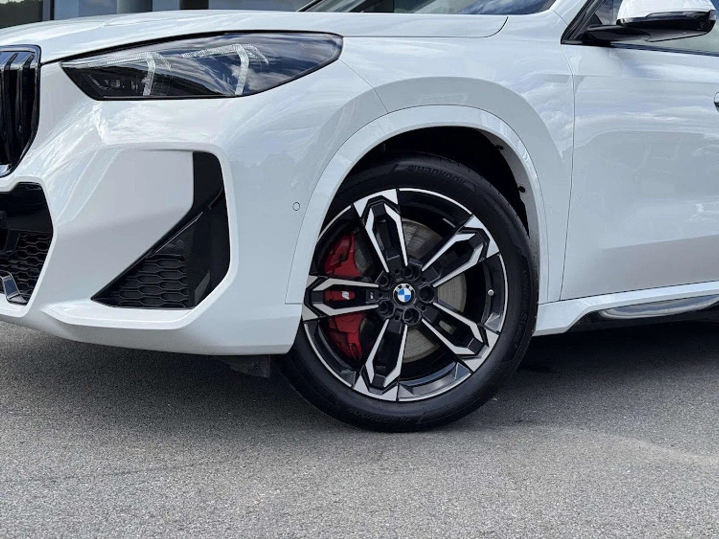BMW X1 sDrive18i M Sport Pro / PANO / TREKHAAK / M SEAT / HU, Auto's, Gebruikt, Zwart, Wit, Bedrijf