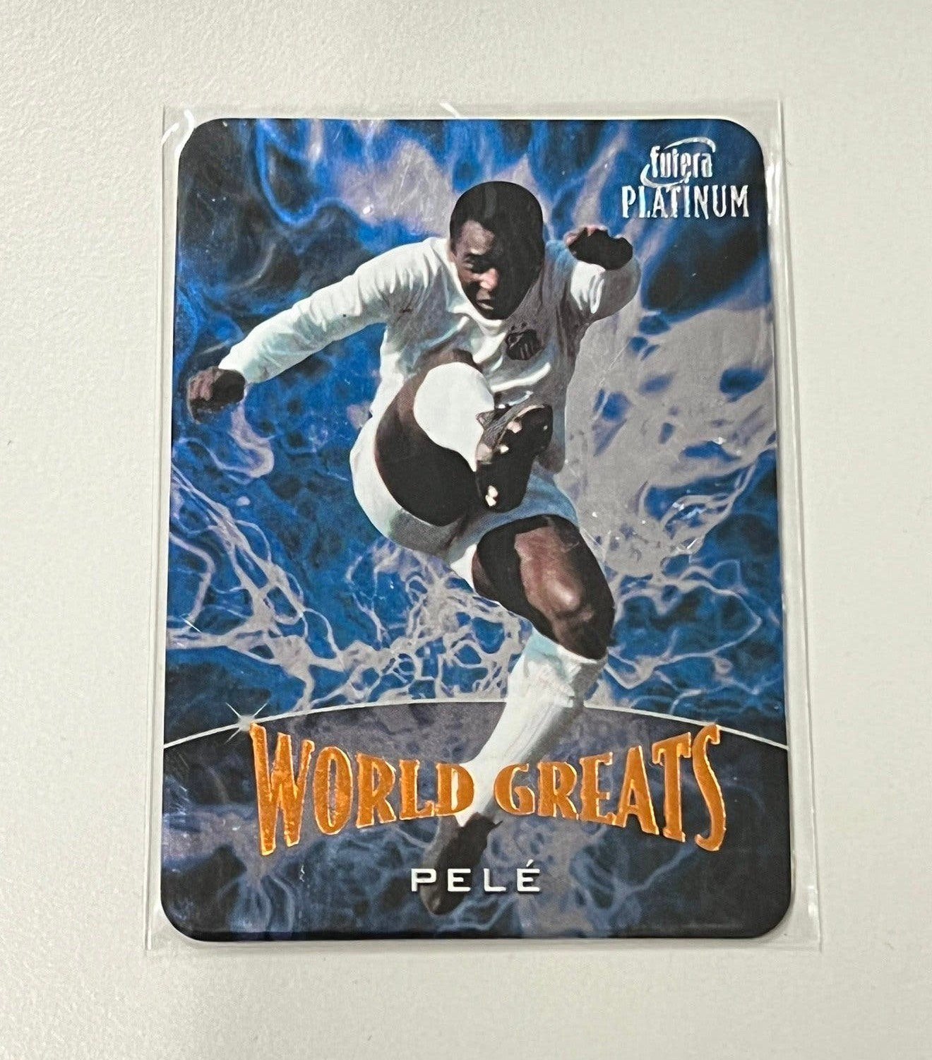 PELE Futera Platinum 01 WORLD GREATS 1318-2000 voetbal kaart, Ophalen of Verzenden, Zo goed als nieuw, Spelerskaart