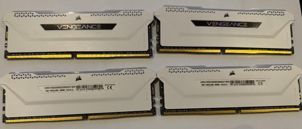 32Gb DDR4 RGB Corsair CMH16GX4M2D3600C18W, 32 GB, Ophalen of Verzenden, Zo goed als nieuw, Desktop