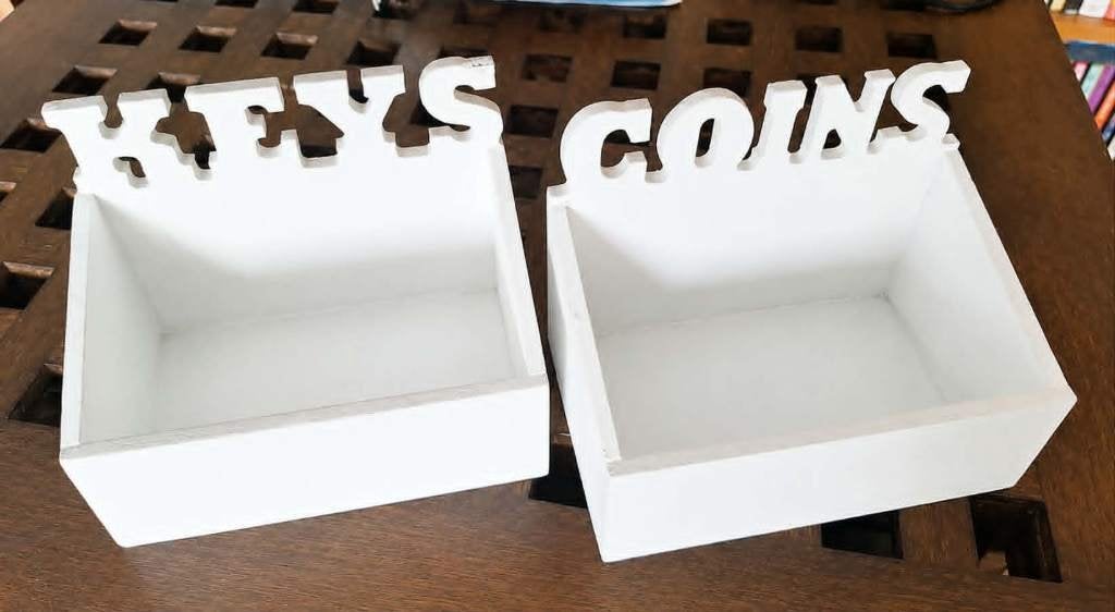 Twee witte houten opbergbakjes met tekst Keys en Coins., Enlèvement ou Envoi, Blanc, Utilisé, Bois