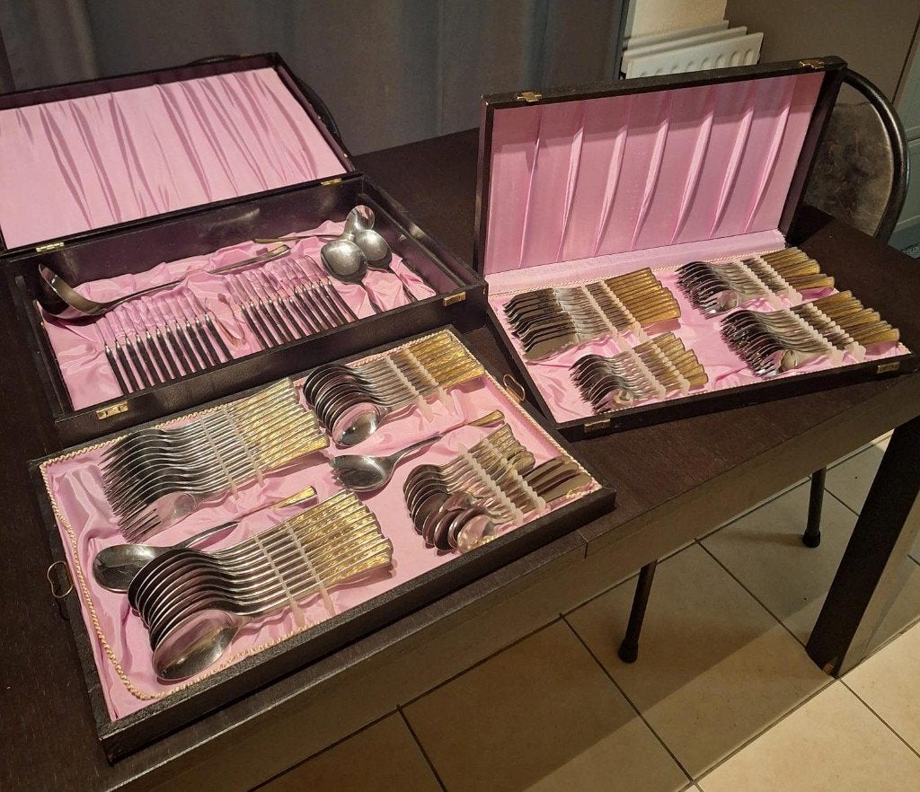 Uitgebreide gouden Amefa bestekset in 3 cassettes 125-delig, Antiek en Kunst, Ophalen of Verzenden