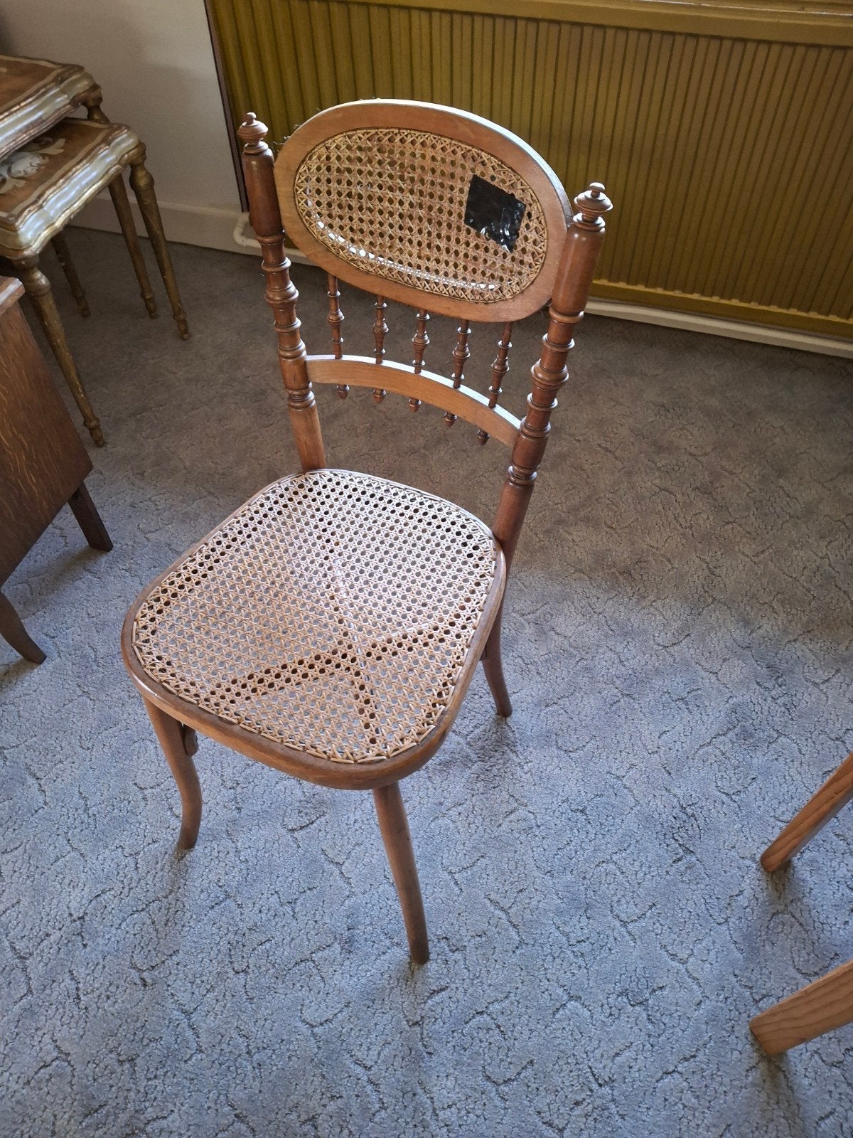 Antieke houten stoel, Enlèvement