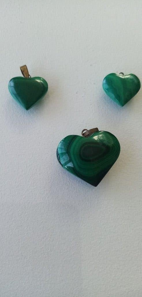Set 3 pendentifs vraie malachite en forme de cœur- Impec, Enlèvement, Comme neuf, Vert, Cœur