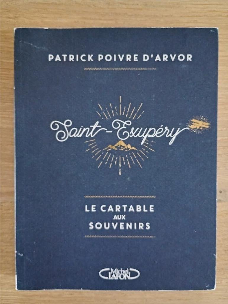 Saint-Exupéry Le cartable aux souvenirs PPDA, Ophalen of Verzenden, Gelezen
