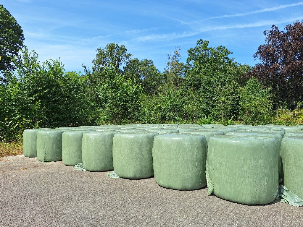 Hooi, grote bollen met plastic omwikkeld in Meerhout, Ophalen, Nieuw