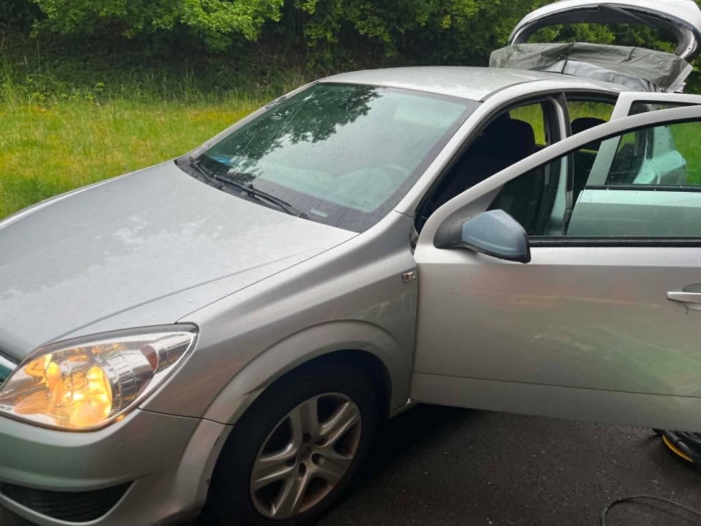 Opel Astra 2009 –147.000 km–démarrre et roule à réparer, Autos, Argent ou Gris, 170 g/km, Attache-remorque, Noir