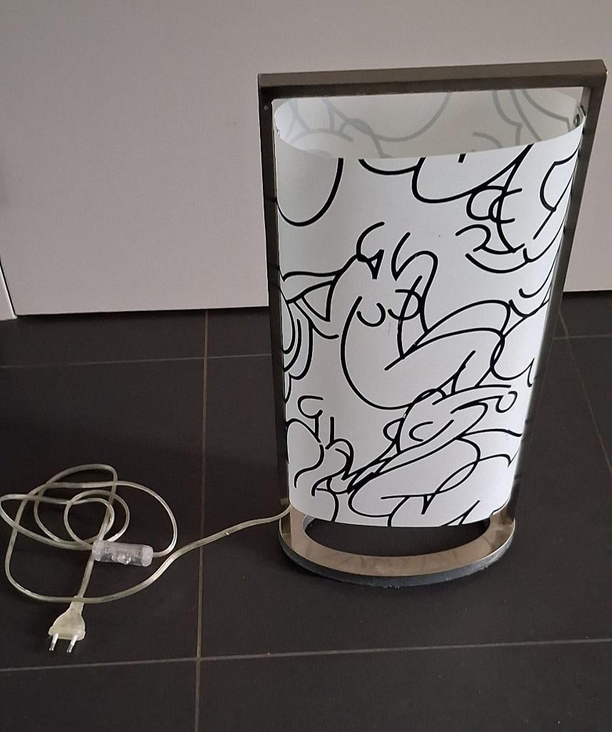 Tafellamp met modern en opvallend motief, Huis en Inrichting, Ophalen, Zo goed als nieuw, Kunststof