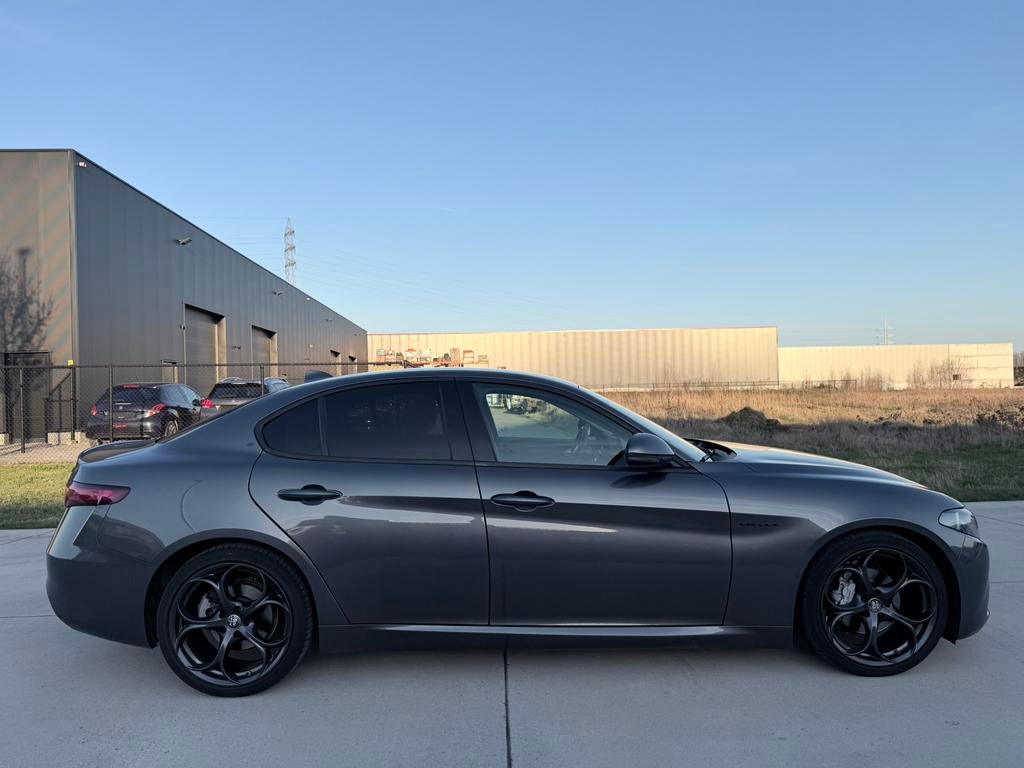 Alfa Romeo Giulia 2.2 JTD 2017 Automaat – Q4 Look, Auto's, Automaat, Euro 6, 5 deurs, Zilver of Grijs