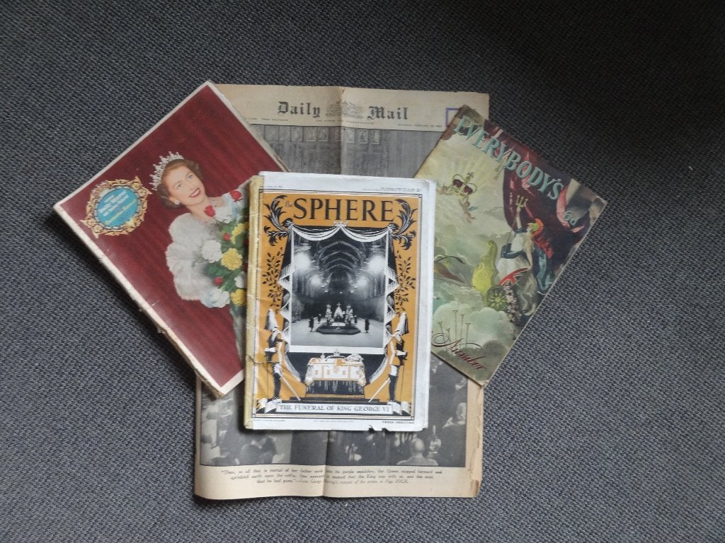 4 items koningshuis Engeland, coronation souvenirs, Verzenden, Gebruikt, Tijdschrift of Boek