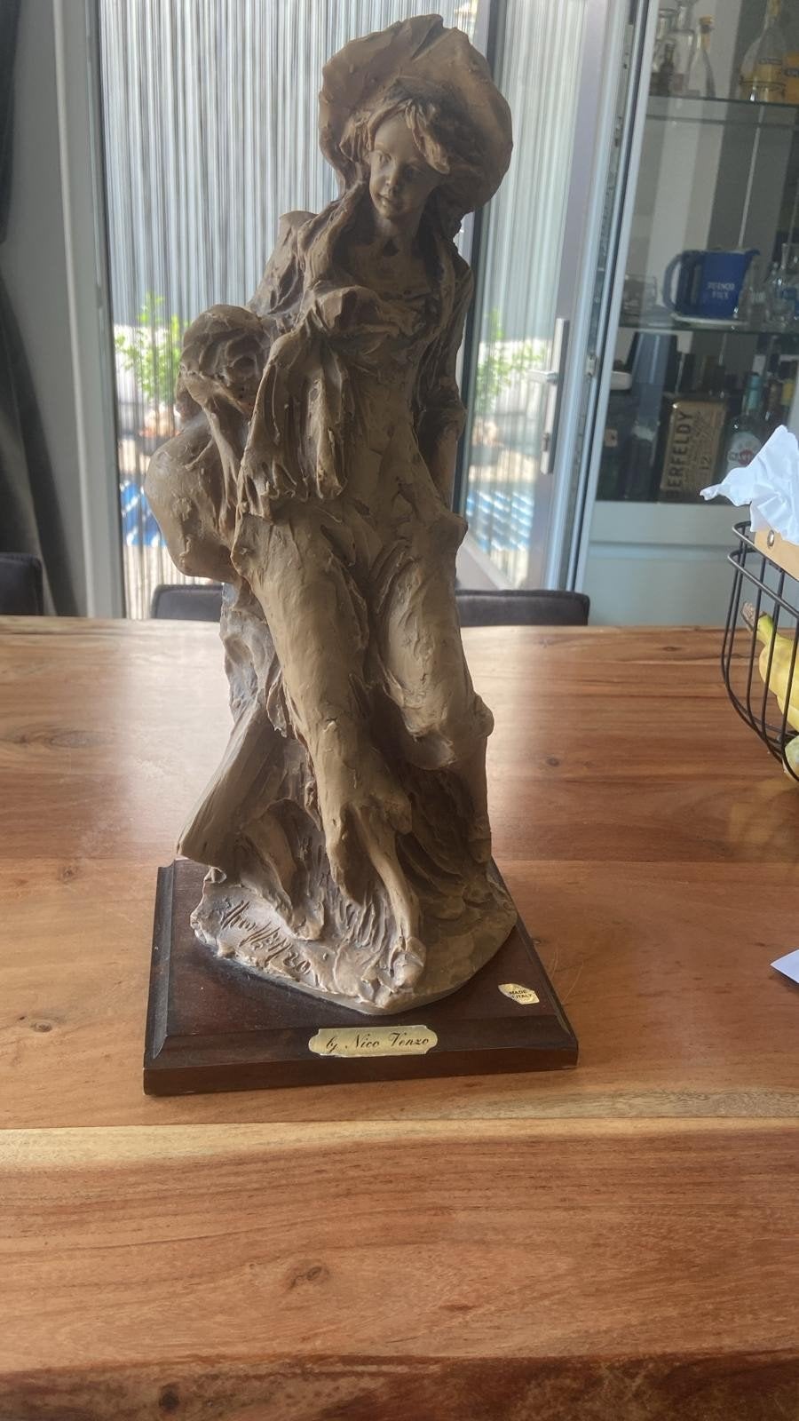 Statue Nico Venzo faite à la main, Enlèvement
