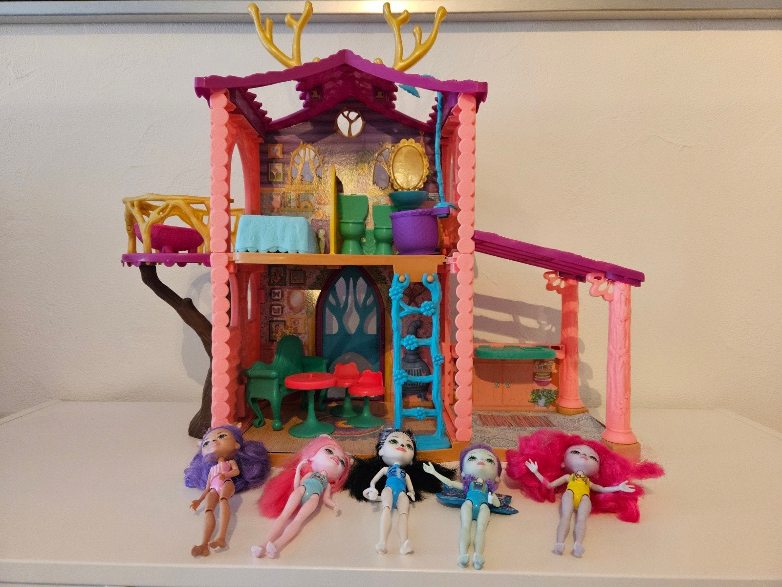 poppenhuis met 5 popjes, Ophalen, Poppenhuis
