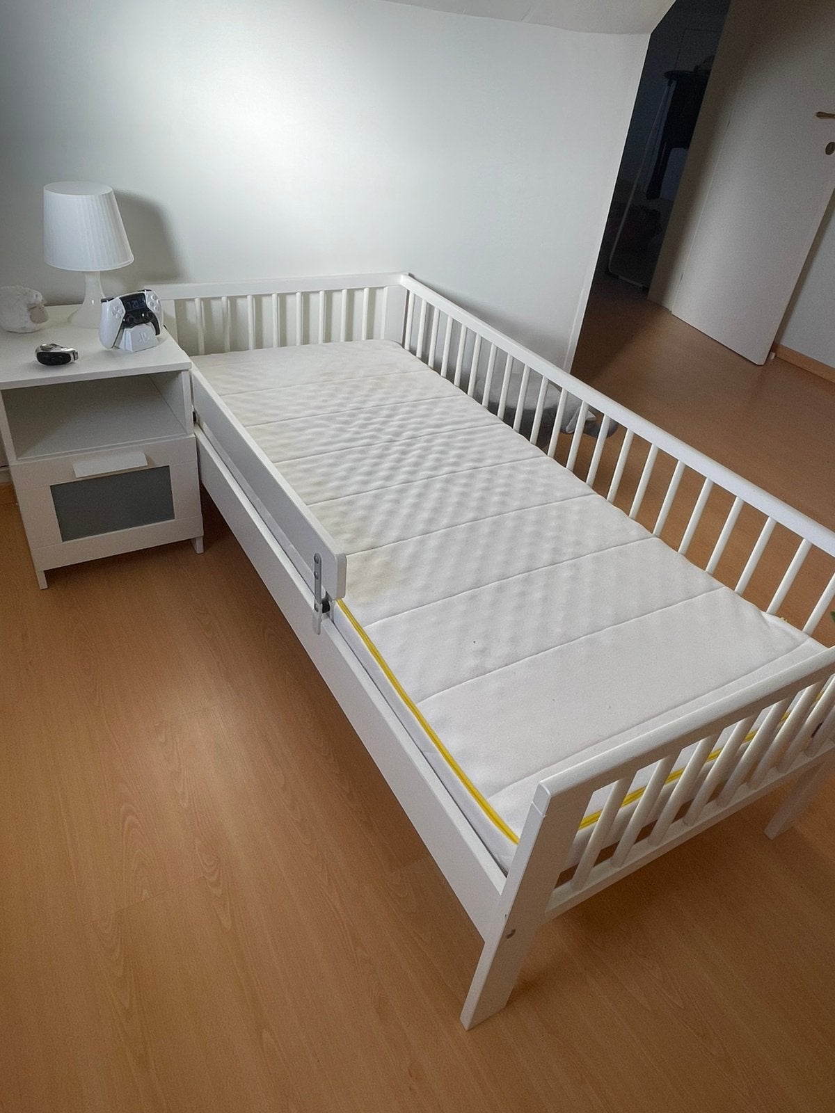 Ikea peuterbed wit, incl. matras en nachtkastje, Ophalen, Zo goed als nieuw, Matras