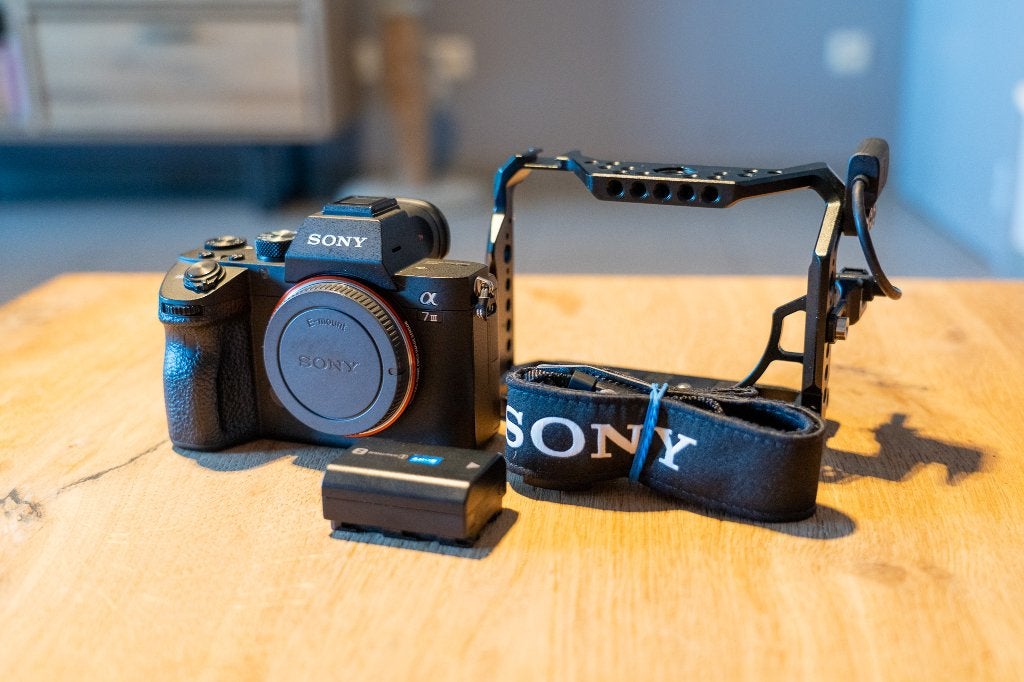 Sony A7 iii (ILCE7M3) + Smallrig cage + 128GB SDXC + extras, Sans zoom optique, Poignée, Enlèvement ou Envoi, Comme neuf