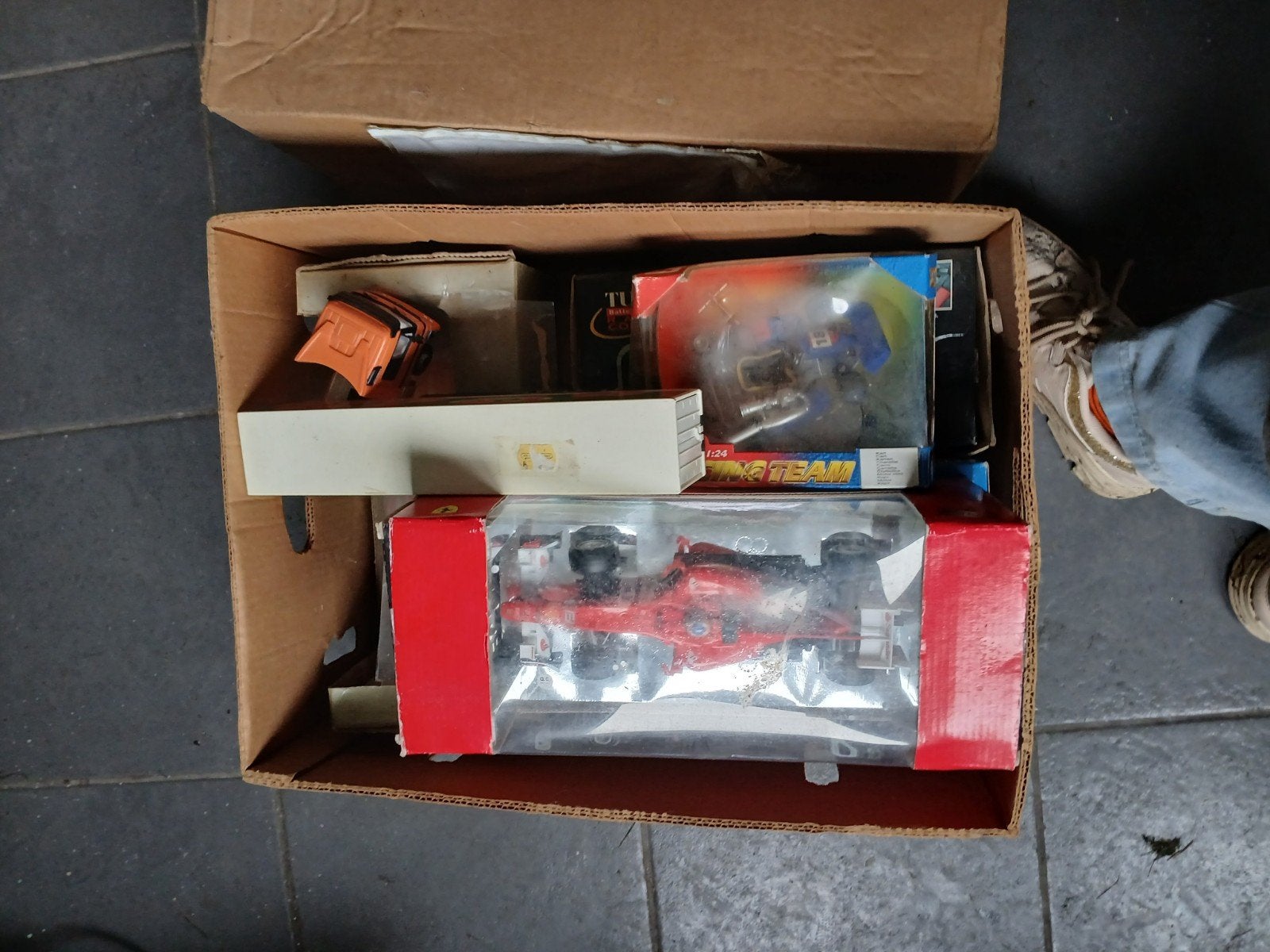 2 boîtes, Enlèvement, Voiture