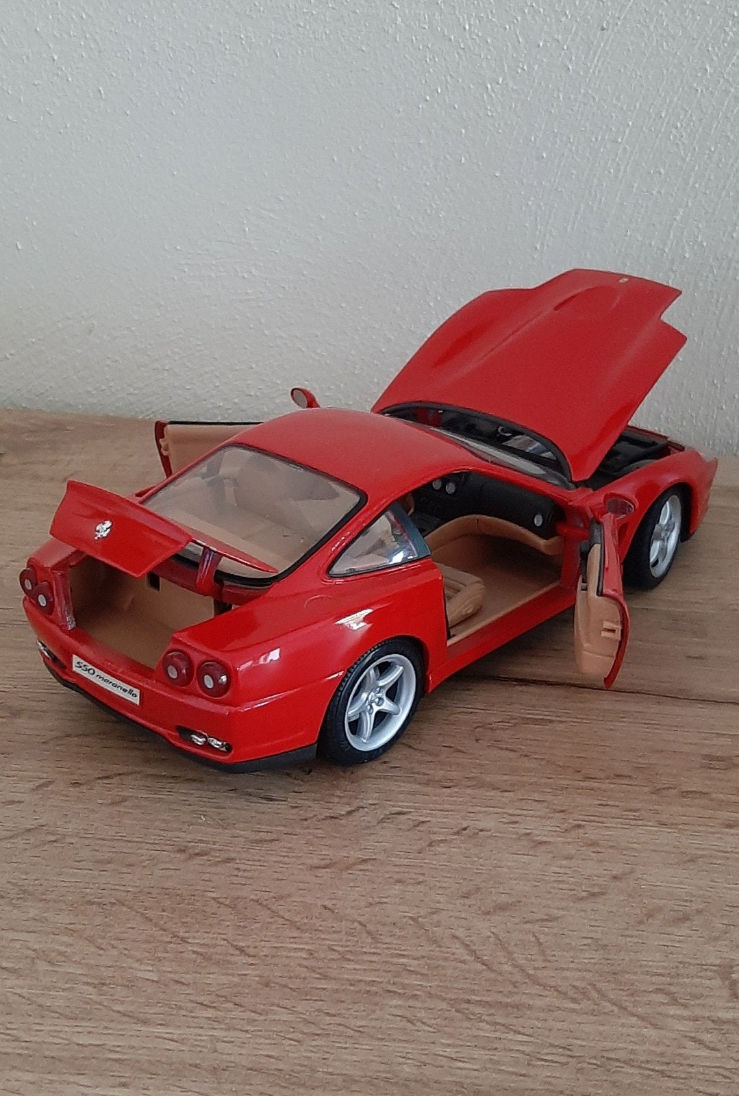 Ferrari 550 Maranello 1996 schaal 1:18.
Steeds in viterineka, Ophalen