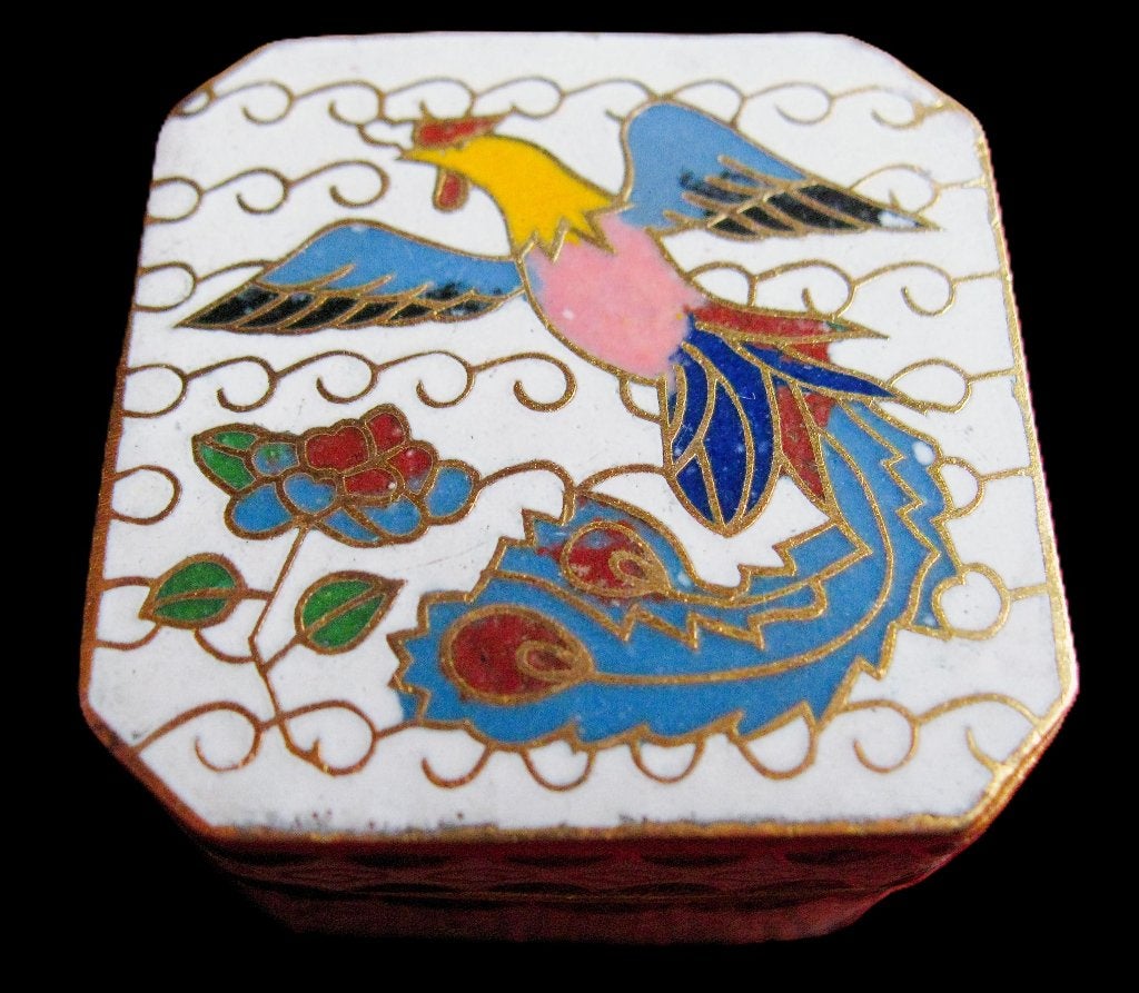 Aparte pillendoos met witte email cloisonné., Antiek en Kunst, Ophalen