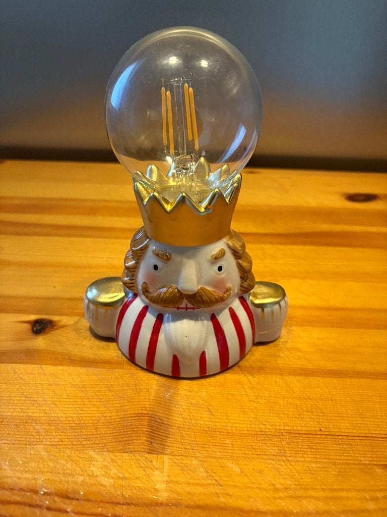 notenkraker met licht, Ophalen