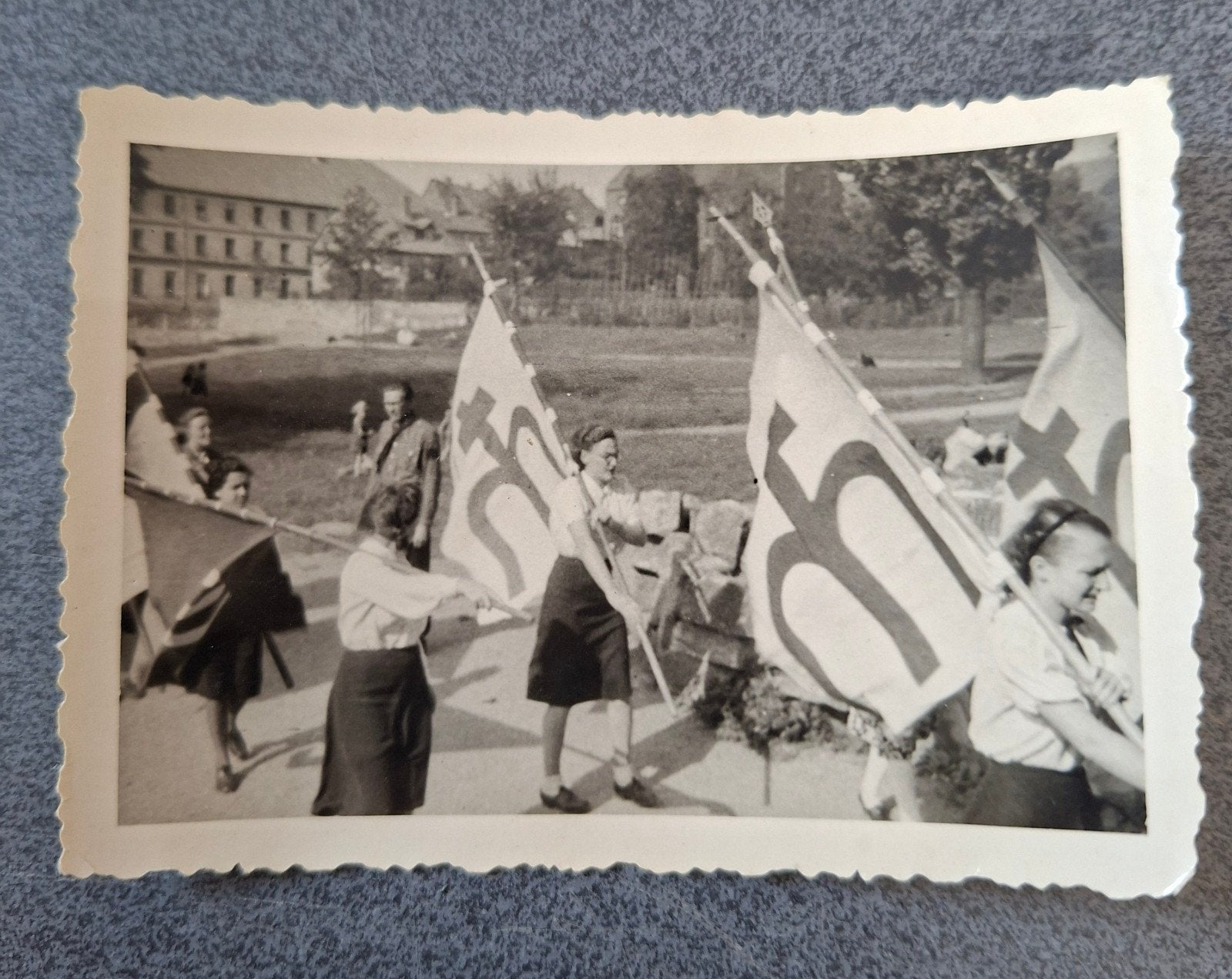 CM Youth 1950 drapeaux bannières uniformes filles, Enlèvement ou Envoi, Photo