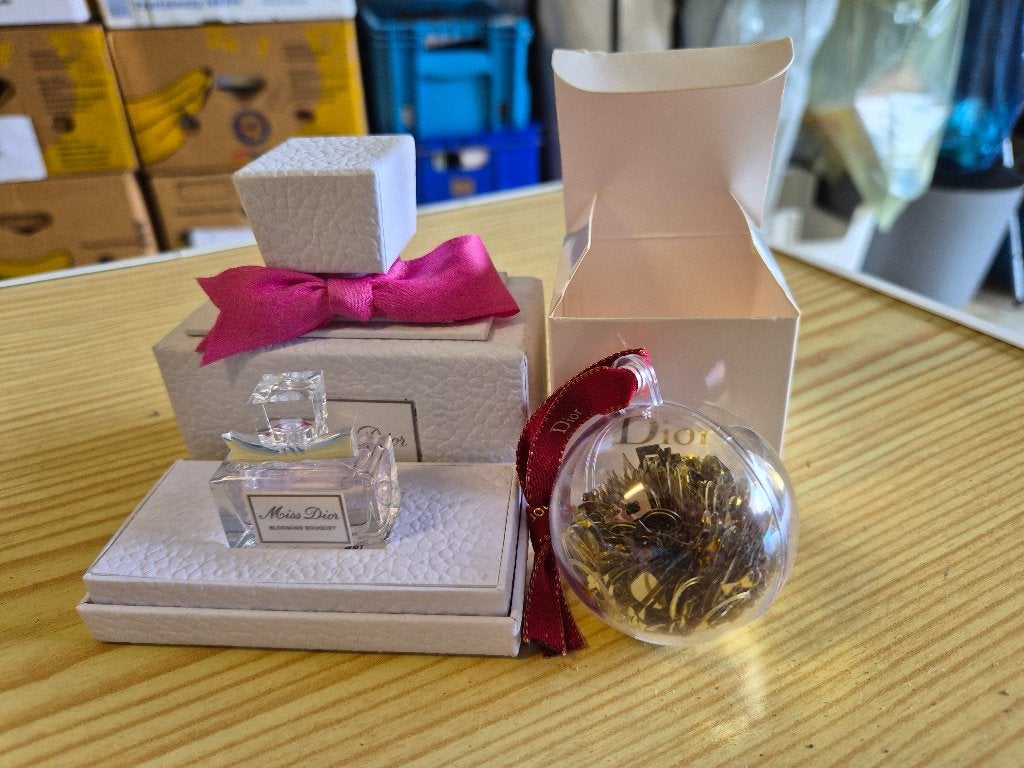 PARFUM MISS DIOR mini et BOULE DE NOEL DIOR, Verzamelen, Ophalen, Nieuw, Miniatuur, Gevuld
