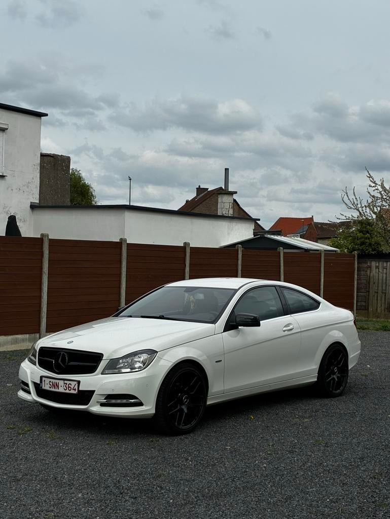 Mercedes C-Classe 2012 coupe, Auto's, Mercedes-Benz, Zwart, Parkeersensor, Leder en Stof, Wit