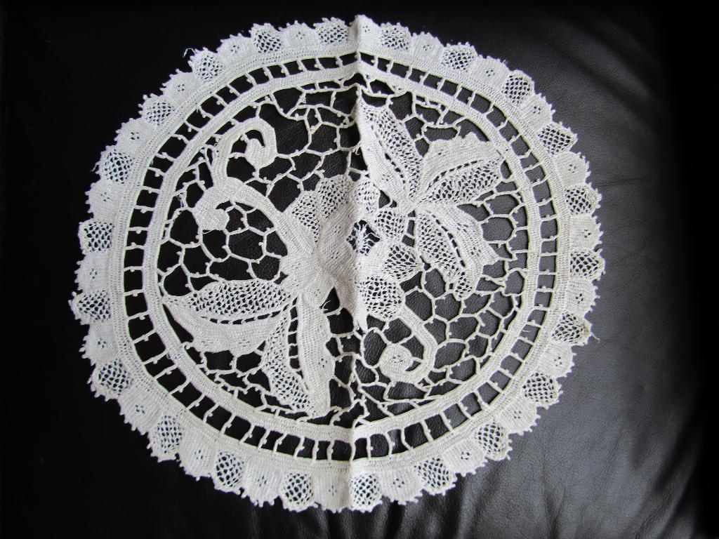 Prachtige kanten placemat met Brugse steek, Hobby en Vrije tijd, Kantklossen, Ophalen of Verzenden, Nieuw, Overige typen