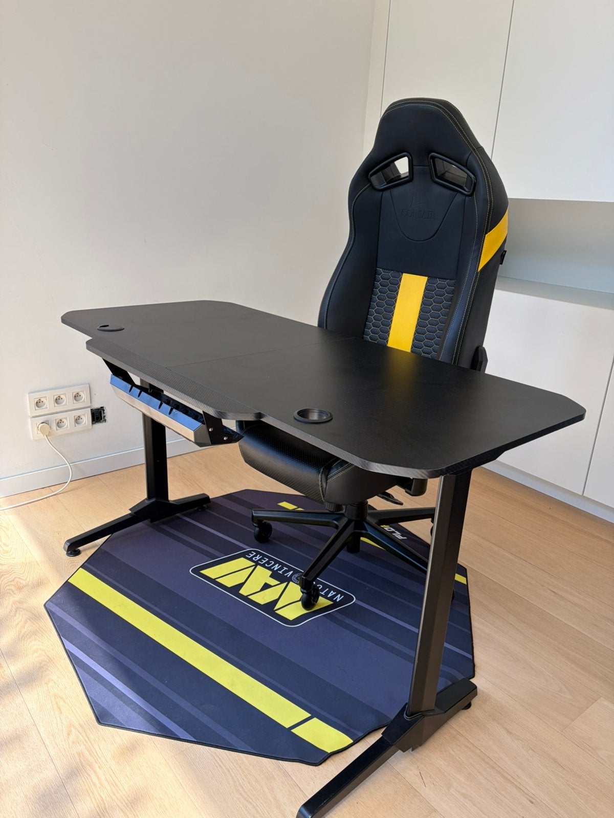 Gaming bureau + stoel + mat te koop, Maison & Meubles, Bureaux, Réglable en hauteur, Comme neuf, Bois, Moderne