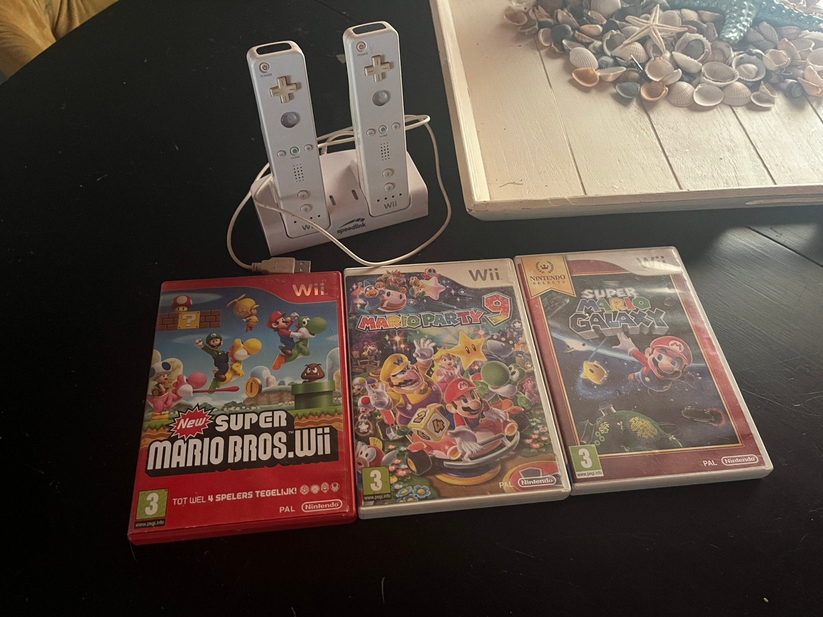 2 controllers met oplaadstation + 3 spellen mario, Games en Spelcomputers, Ophalen, Gebruikt