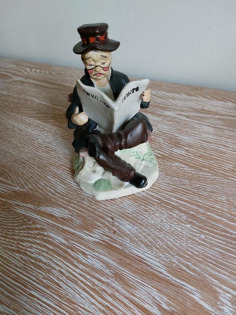Porseleinen handbeschilderd beeldje oude man leest de krant, Enlèvement ou Envoi, Comme neuf, Humain