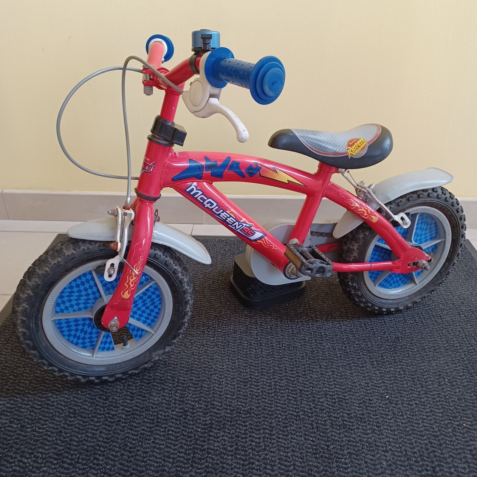 Stoere Disney Cars Bliksem McQueen Kinderfiets – 12 inch, Ophalen, Zijwieltjes, Gebruikt, Minder dan 16 inch