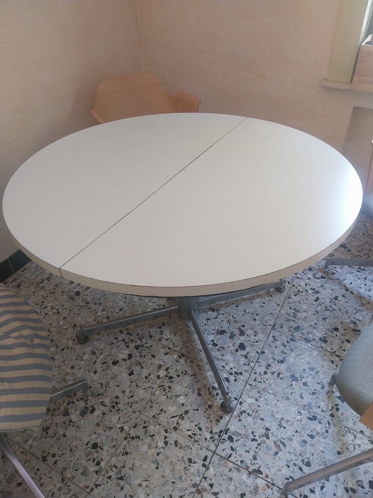 Table cuisine ronde devient ovale. 4 chaises ajustables, Maison & Meubles, Cuisine | Cuisines complètes, Utilisé, Autres matériaux