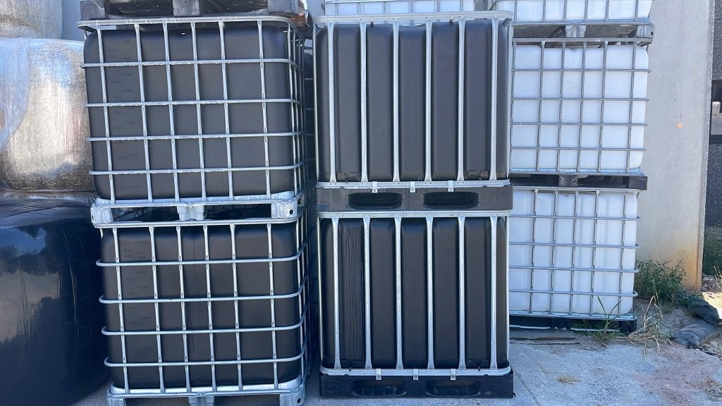 Zwarte en melkwitte ibc containers te koop, Mise à l'étable