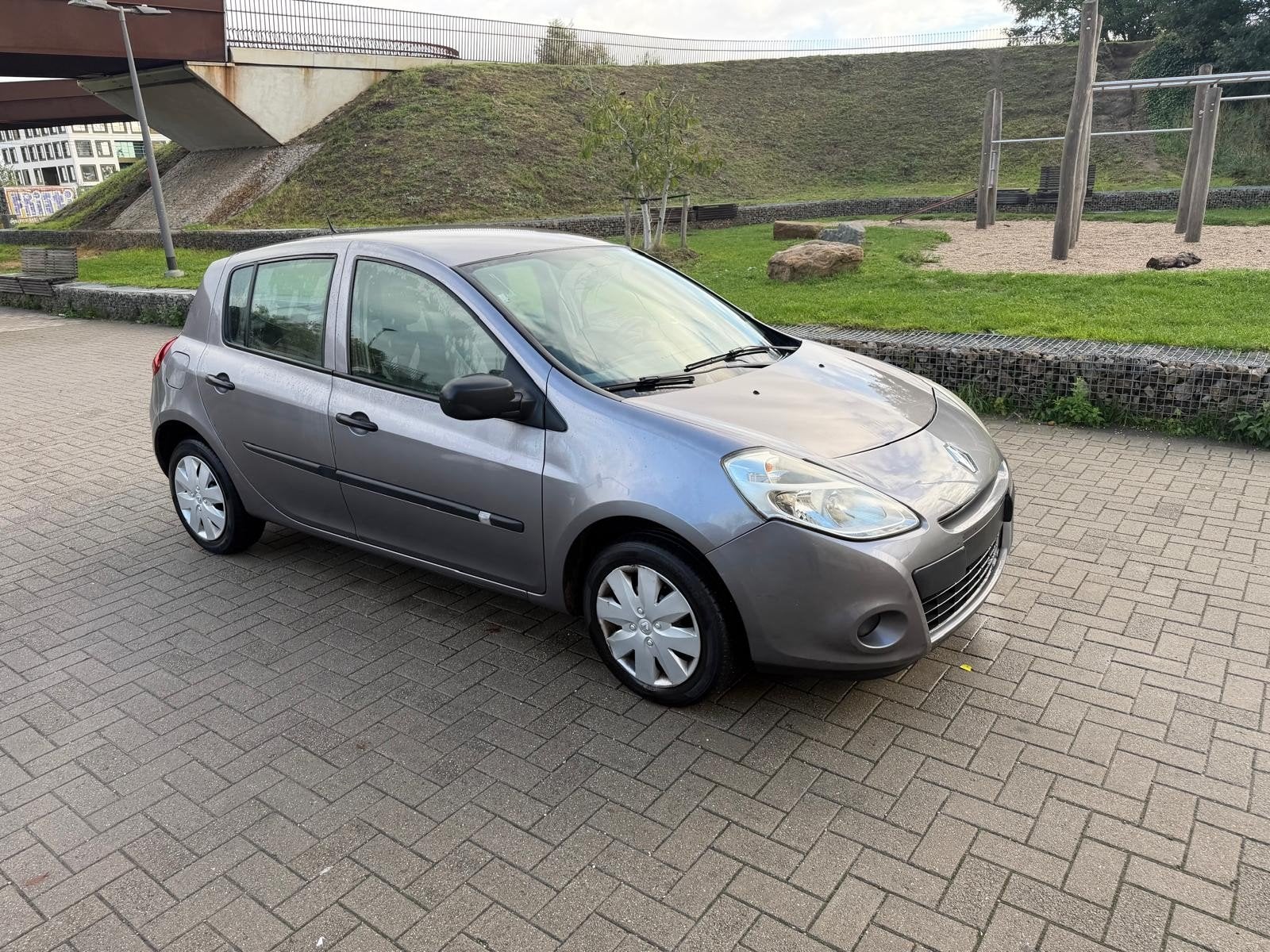 RENAULT CLIO 1.2 BENZIN 2010 121000 KM D'INSPECTION À VENDRE, Argent ou Gris, Achat, Boîte manuelle, 5 portes