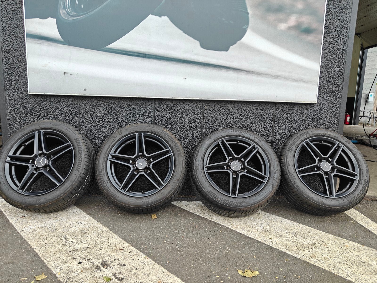 Jantes noires  Mercedes  avec pneus d'été 225/50R17, Enlèvement, Pneus été, Pneu(s)