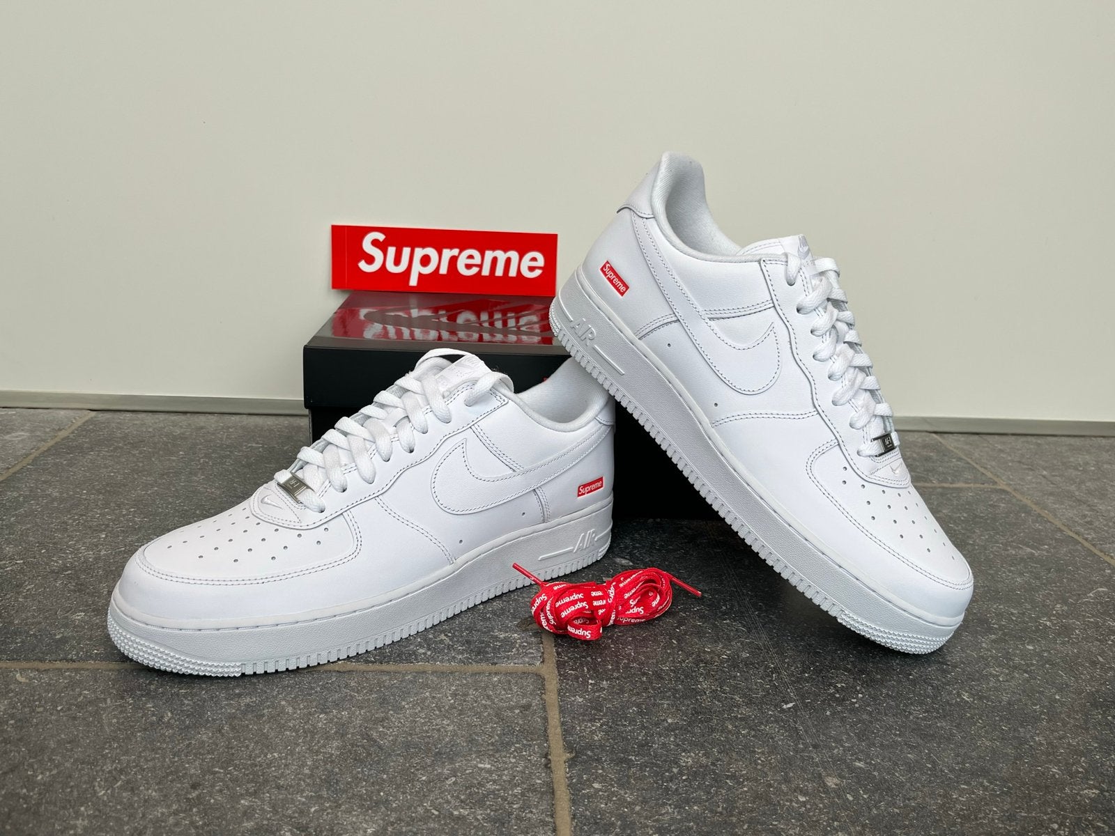 Nike Air Force 1 x Supreme “ White “ Maat 42,5, Kleding | Heren, Wit, Nieuw, Ophalen of Verzenden, Sneakers