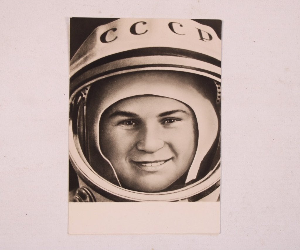 postkaart Valentina Tereshkova, eerste vrouw in de ruimte, Ophalen of Verzenden, 1960 tot 1980, Ongelopen, Sterren en Beroemdheden