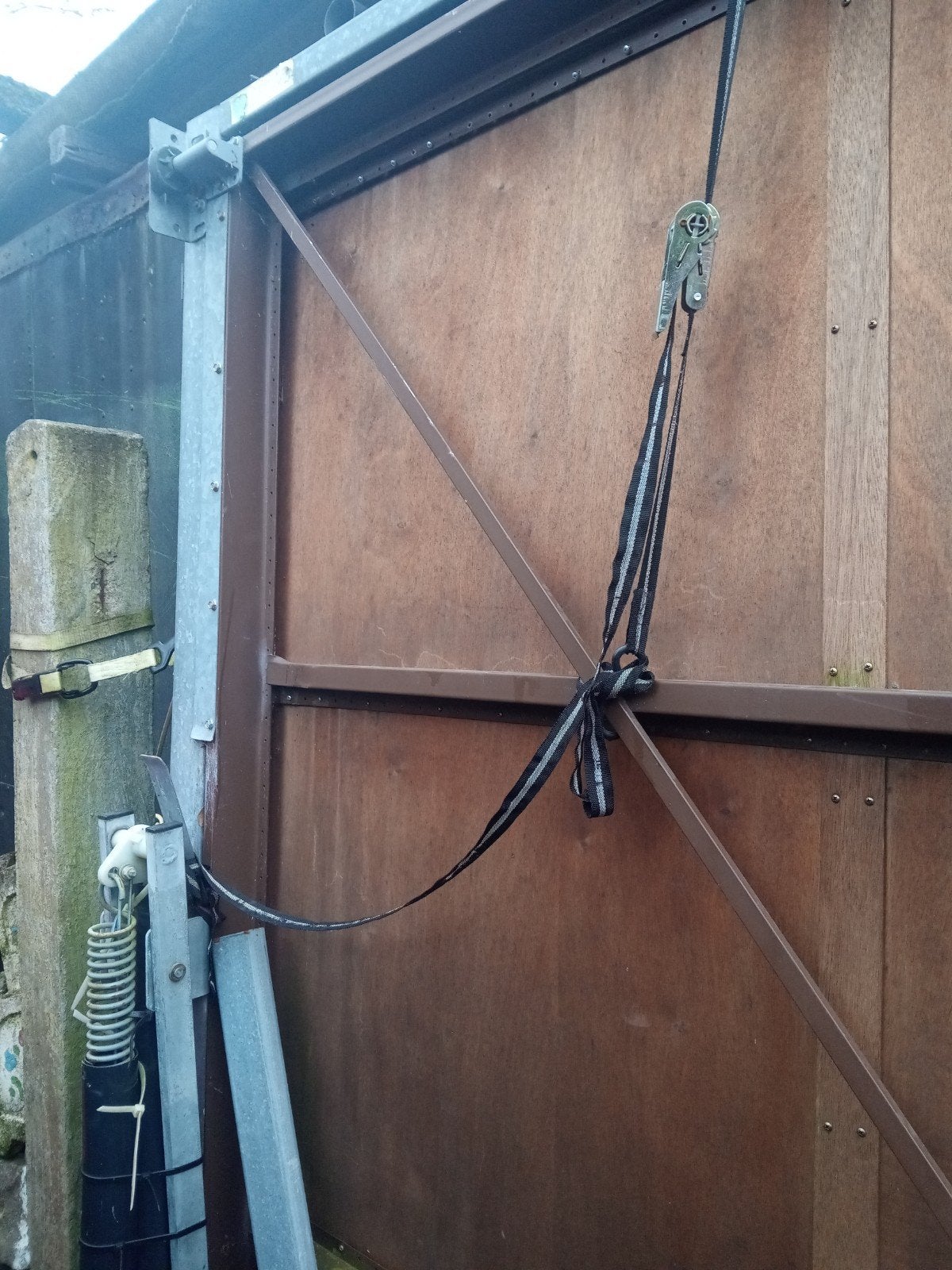 Gebruikte houten poort. Ideaal voor een tuin of oprit of gar, Doe-het-zelf en Bouw, Ophalen