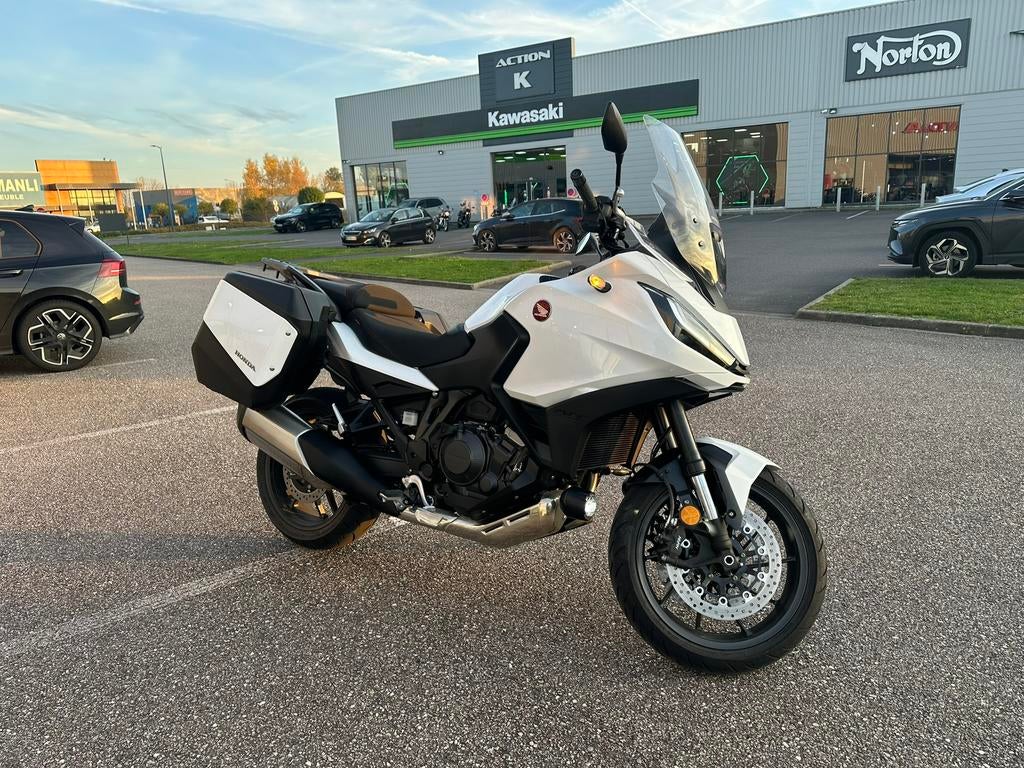 Honda NT1100 — 2024 — 1500km — Zeer goede staat, Motoren, Motoren | Honda, 2 cilinders, Nieuw, Handvatverwarming, Toermotor