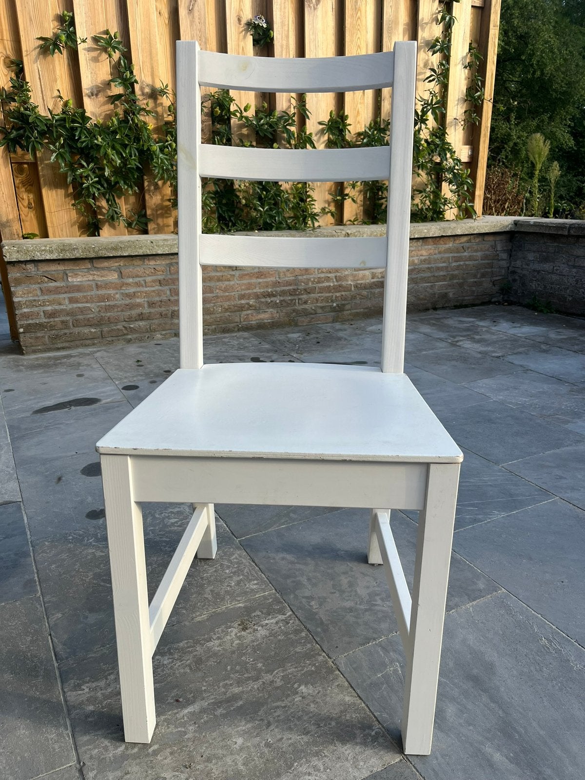 witte houten IKEA-stoel, Huis en Inrichting, Ophalen, Wit, Zo goed als nieuw, Eén