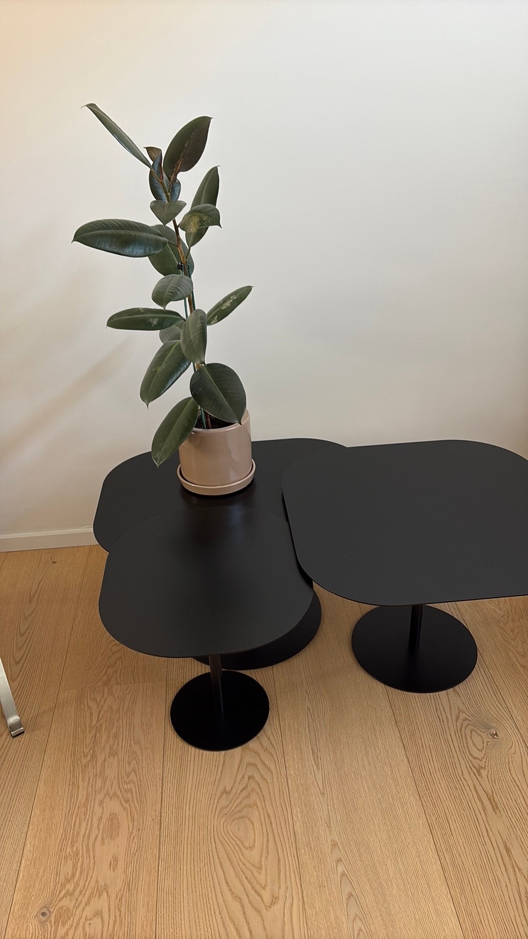 Drie design bijzettafels zwart staal, Huis en Inrichting, Tafels | Bijzettafels, Zo goed als nieuw, Ophalen