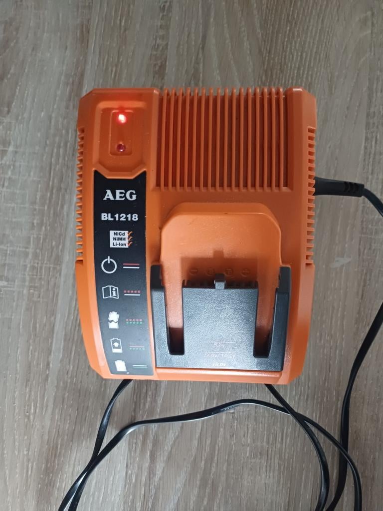 Chargeure AEG batterie 18v, Bricolage & Construction, Enlèvement