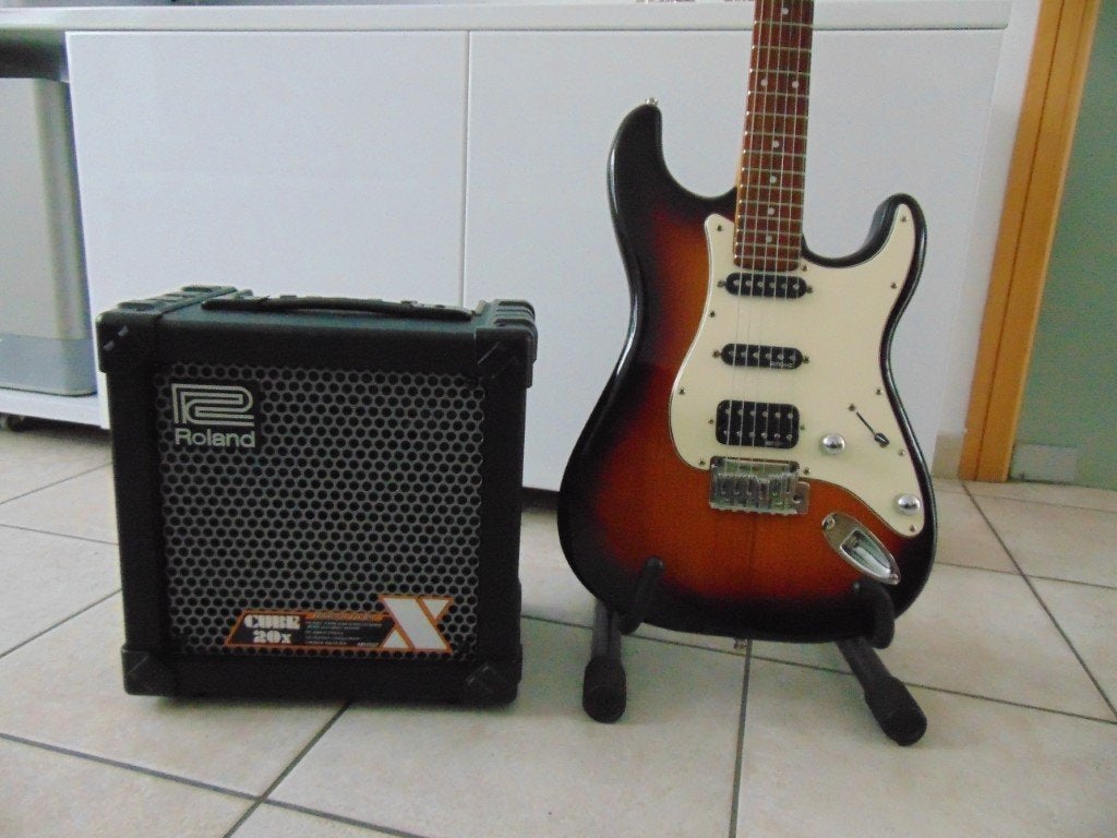 Stratocaster VGS RoadCruiser VST-110 + Roland Cube 20X Amp ., Musique & Instruments, Enlèvement, Neuf, Autres types