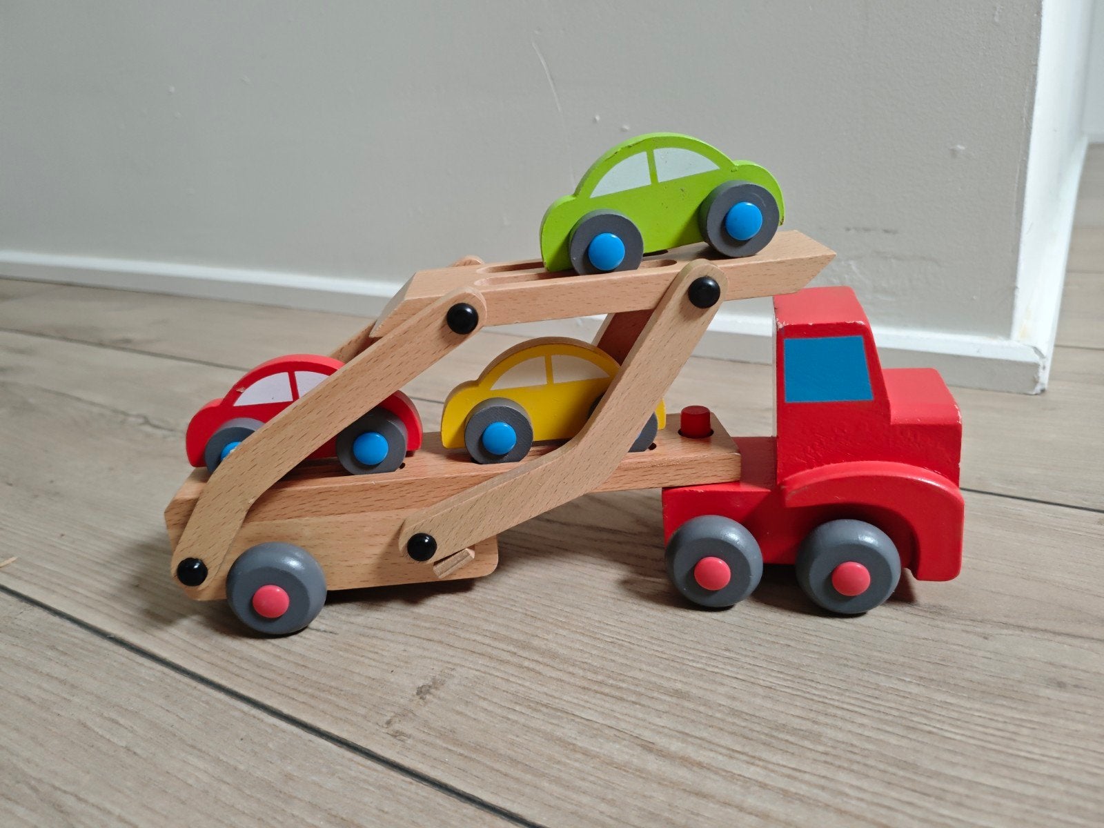 houten vrachtwagen met 3 autos, Ophalen, Zo goed als nieuw, Rij- of Hobbelspeelgoed